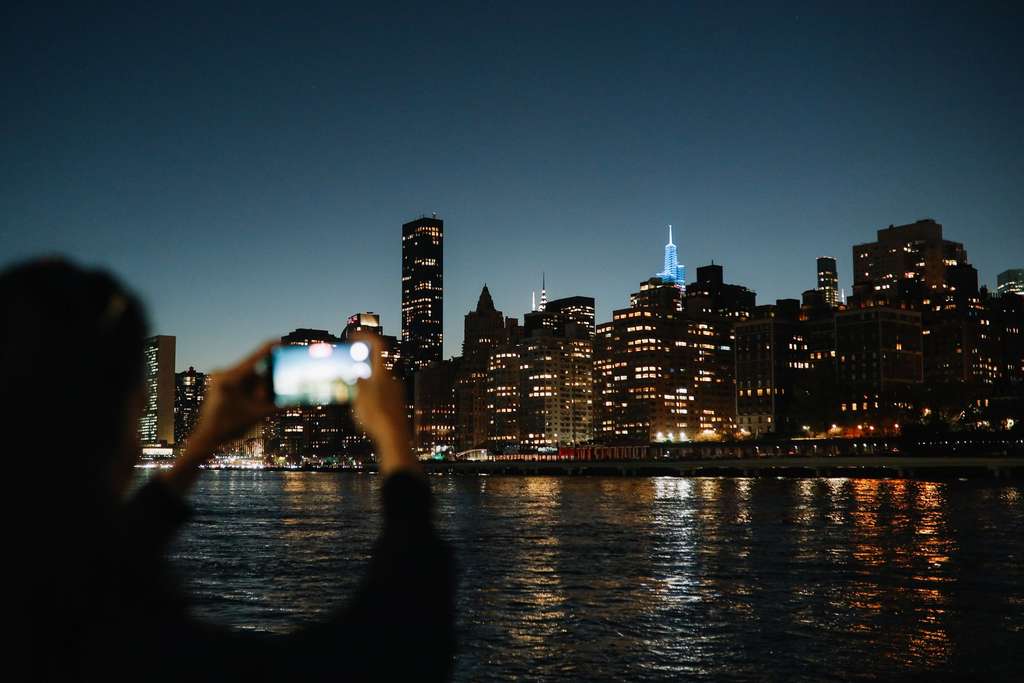 Il sera peut-être bientôt possible d'optimiser ses photos de nuit grâce à l'IA. Samsung compte créer un capteur photo de 600 mégapixels, supérieur à la vision de l’œil humain. © Samsung © lechatnoir, Getty Images