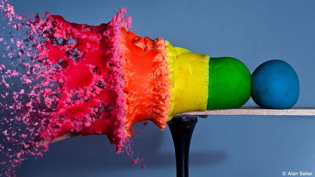 Au ralenti : de la pâte à modeler qui explose Au ralenti : de la pâte à modeler qui explose