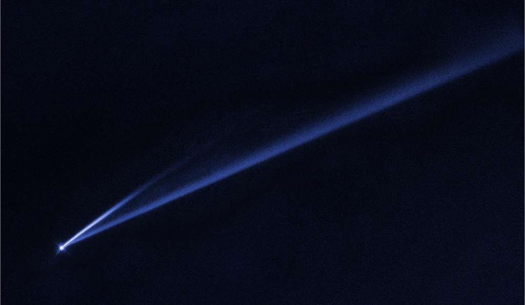 Le jet de poussière le plus long s’étend sur plus de 800.000 kilomètres. Sa largeur est de quelque 4.800 kilomètres. Le plus petit a une longueur estimée à 200.000 kilomètres. L’astéroïde aurait commencé à se déliter il y a 100 millions d’années. © Nasa, ESA, K. Meech and J. Kleyna (University of Hawaii), O. Hainaut (ESO)