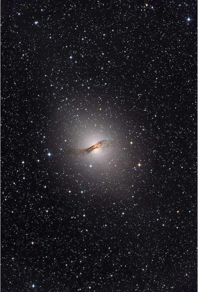 Centaurus A est la radiosource la plus proche de nous, nichée au centre de la galaxie NGC 5128. © Observatoire Capella