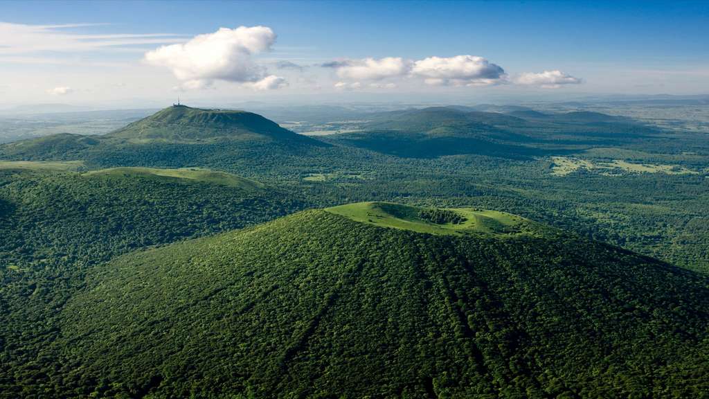 France : le Haut lieu tectonique Chaîne des Puys - Faille de Limagne France : le Haut lieu tectonique Chaîne des Puys - Faille de Limagne