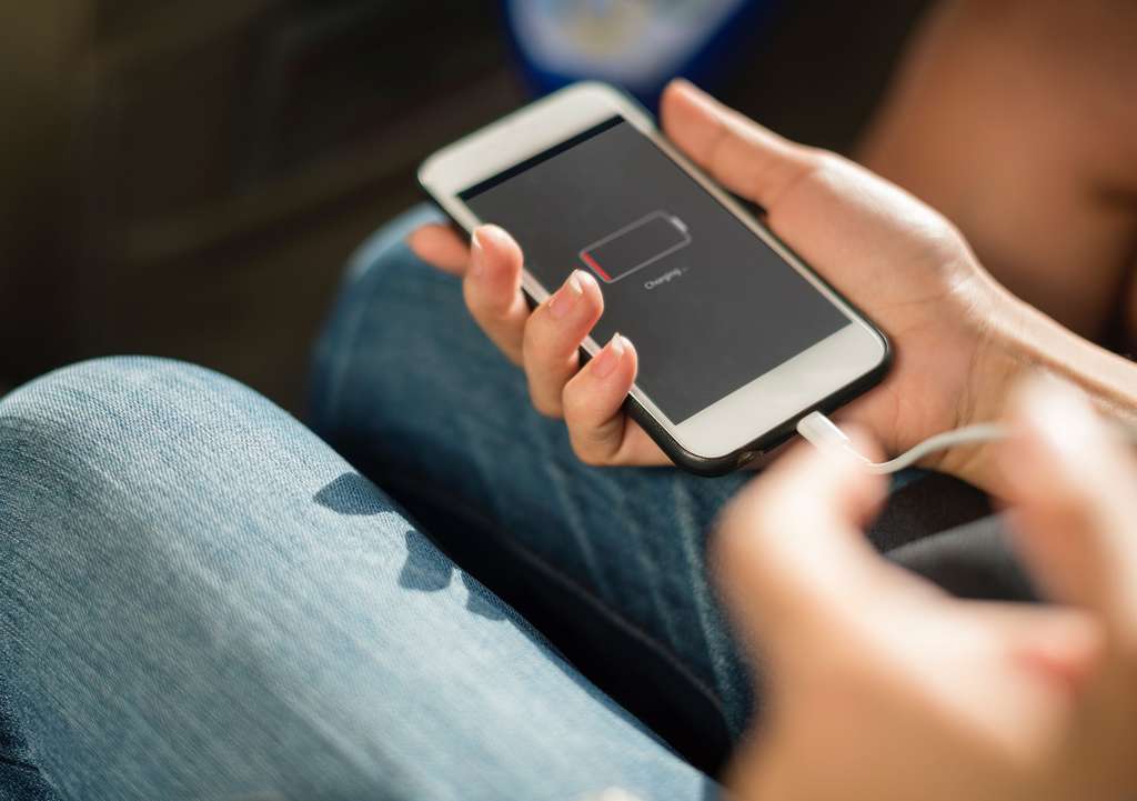 Changer la batterie, une solution pour retrouver un smartphone avec une plus grande autonomie. © Rawpixel.Com, Adobe Stock