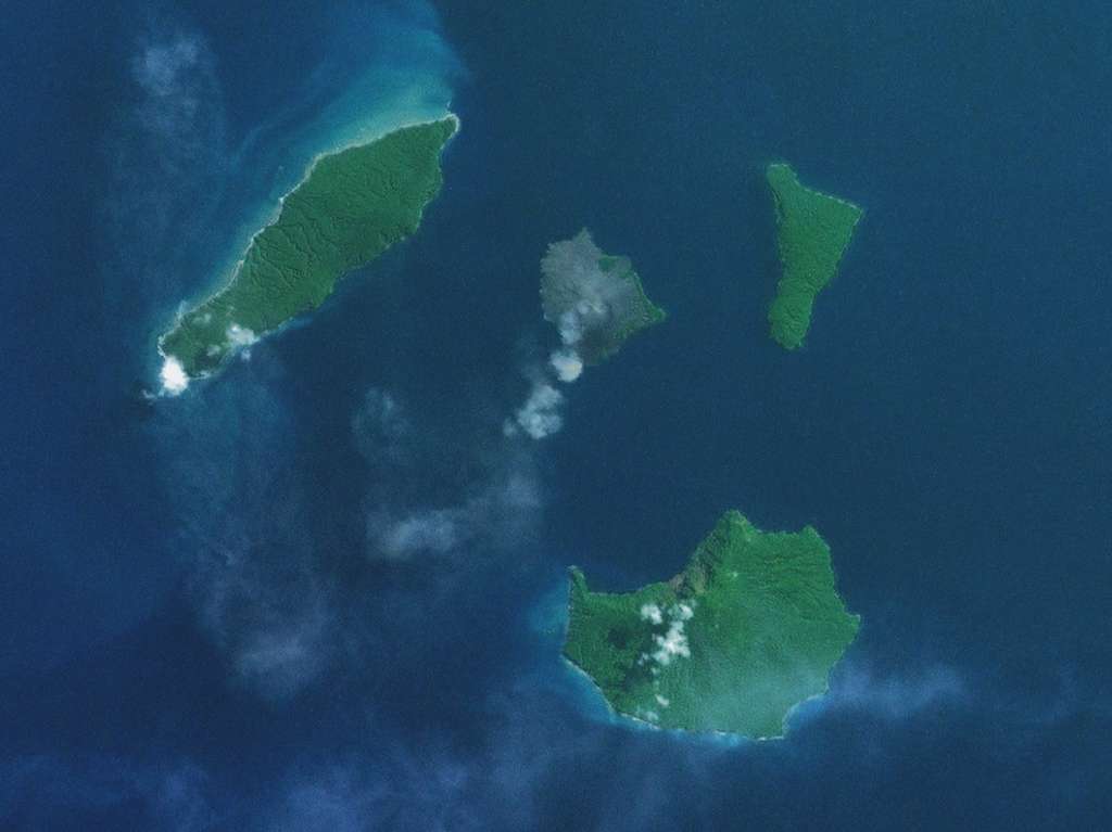 L'archipel de Krakatoa en 2001. L'actuel volcan actif, l'Anak Krakatoa, se trouve au centre de l'ancienne caldéra de son prédécesseur, le terrible Krakatoa. © Sémhur, Wikimedia Commons, domaine public