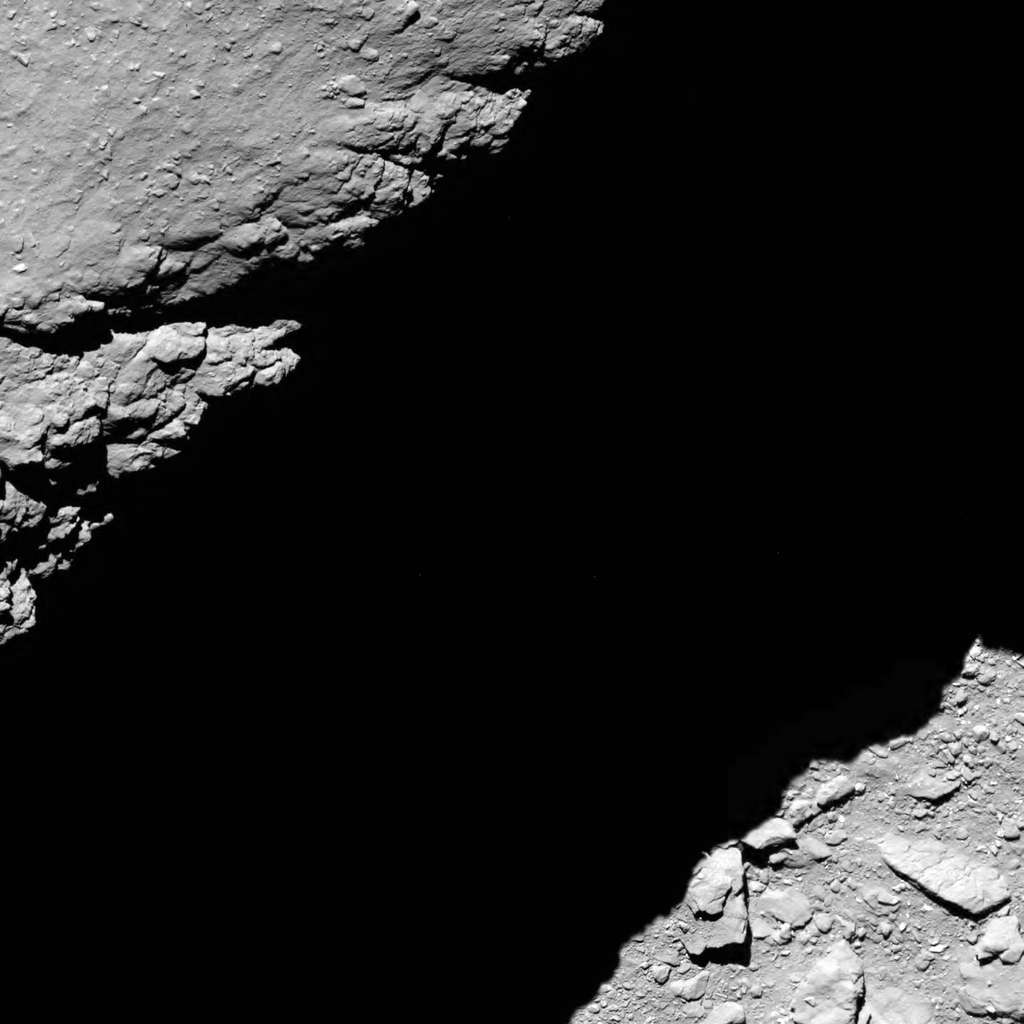 Image prise par la caméra à angle étroit d’Osiris à 12 h 14 (10 h 14 TU). Rosetta n’était plus qu’à 1,2 km de la surface de Tchouri. La résolution est de 2,3 cm par pixel. La largeur de l’image est de 33 mètres. © ESA, Rosetta, MPS for OSIRIS Team MPS, UPD, LAM, IAA, SSO, INTA, UPM, DASP, IDA