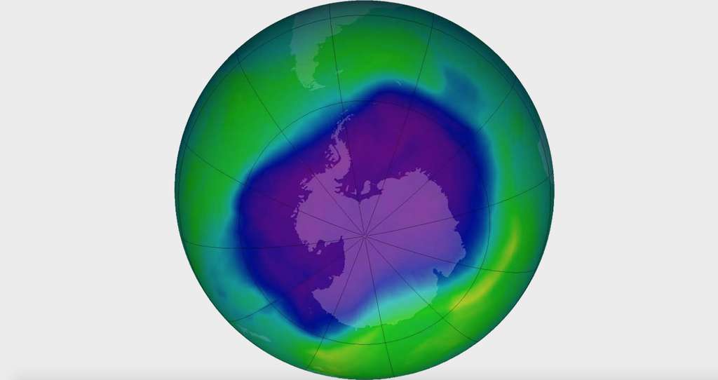 En 2000, le « trou d’ozone » au-dessus de l’Antarctique a atteint, sur une journée, une superficie record de près de 30 millions de km2. Un peu plus grand que ce jour de septembre 2006 figuré sur cette image. © Nasa