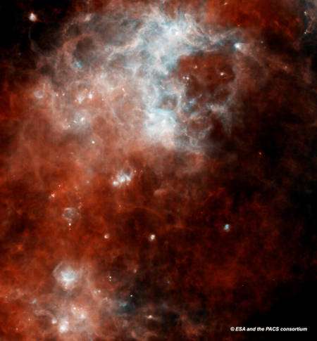 L'instrument de Herschel Photoconductor Array Camera and Spectrometer, Pacs, observe des nuages moléculaires avec des étoiles en formation dans une région de la constellation de la Croix du Sud. En bleu on voit ici les émissions de la poussière à 250 microns, en vert à 350 microns, et en rouge à 500 microns. Crédit : Esa