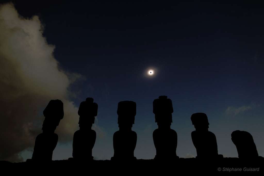 Une éclipse vue par les statues de l'île de Pâques Une éclipse vue par les statues de l'île de Pâques