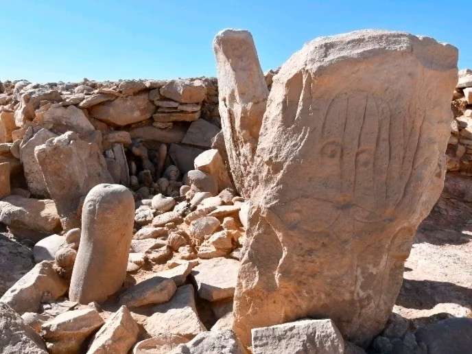 Gli archeologi in Giordania hanno scoperto due dipinti a forma umana risalenti al 7000 a.C.  © Ministero del Turismo della Giordania tramite AP