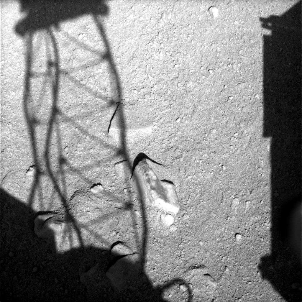 Ombre du mât supportant les caméras Ombre du mât supportant les caméras