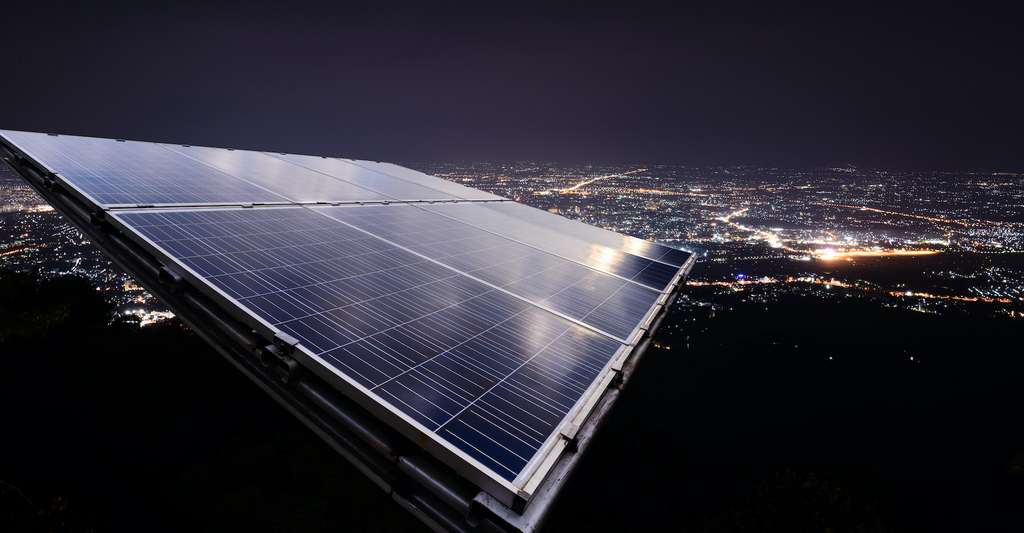 Des chercheurs semblent avoir mis au point une cellule solaire inversée qui génère de l’électricité en émettant de la chaleur vers l’espace pendant la nuit. © Eakkaluk, Adobe Stock