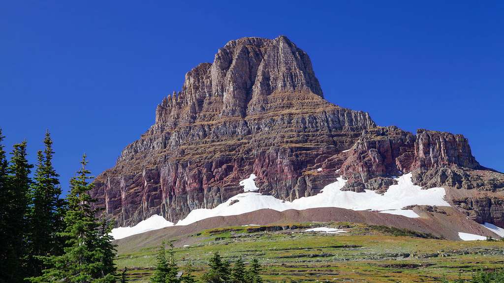 Montagne surplombant le lac Hidden, dans le Montana Montagne surplombant le lac Hidden, dans le Montana