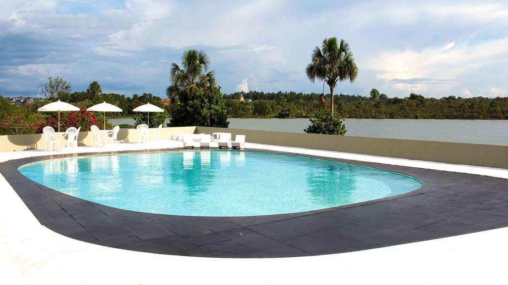 Une piscine au style épuré Une piscine au style épuré