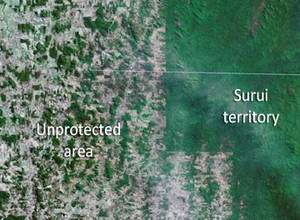 Au Brésil, l’influence des réserves amérindiennes sur la lutte contre la déforestation est claire comme une photo satellite : seule la forêt du territoire de la tribu des Surui est préservée. © Google Earth Outreach