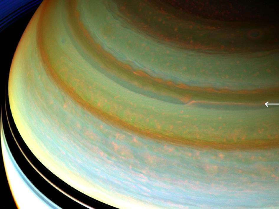 Un jet passe sur l'hémisphère nord de Saturne (vue en fausses couleurs). © Nasa/JPL-Caltech/SSI
