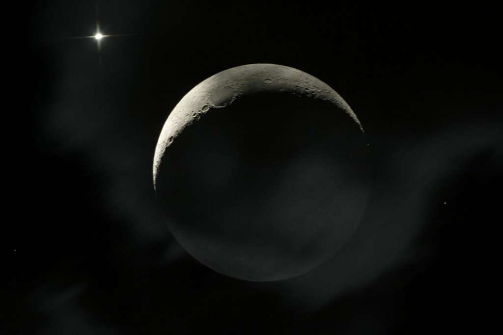 Depuis l'île de La Réunion, Patrice Gourbier a pu photographier la conjonction serrée entre la Lune et Vénus, quelques heures après l'occultation le 11 septembre 2010. © Patrice Gourbier