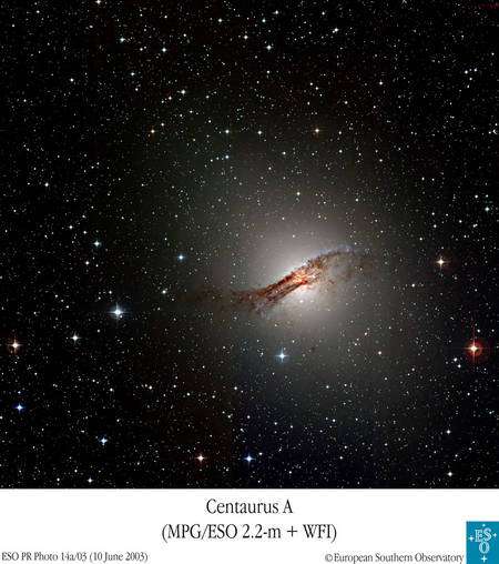 Cliquer pour agrandir. De forme elliptique, Centaurus A exhibe aussi un disque de poussière. Crédit : Marina Rejkuba (ESO-Garching) et al., ISAAC, VLT ANTU telescope, ESO Paranal Obs