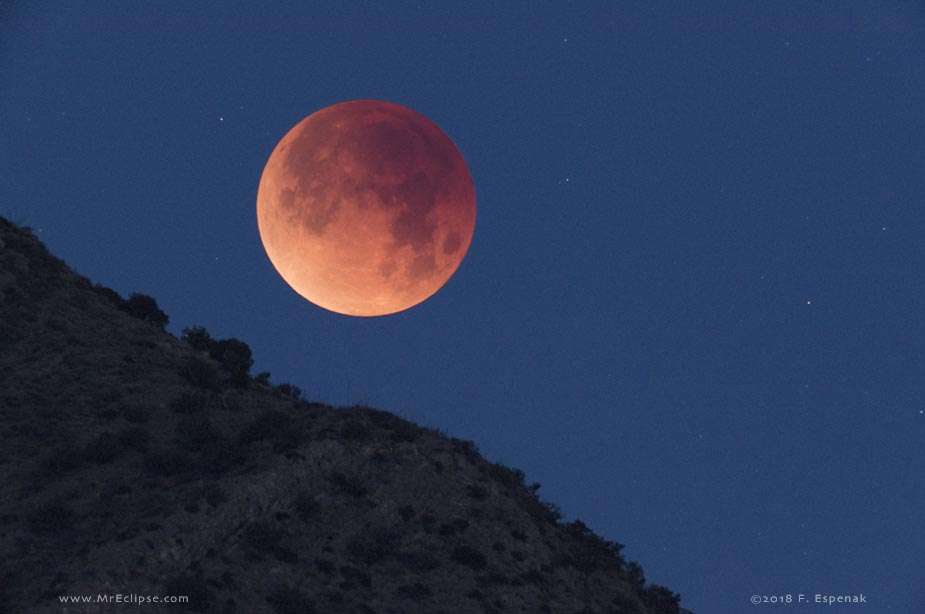 L'éclipse de Lune du 31 janvier 2018. Cette très belle photo donne un avant-goût de ce que nous verrons ce soir, dès le coucher du Soleil. Si la météo est favorable ! © Fred Espenak (MrEclipse.com), APOD