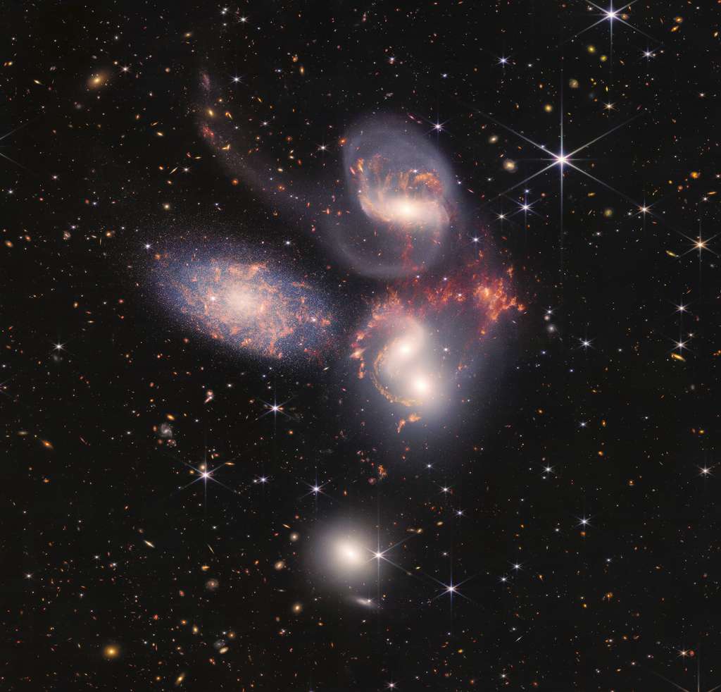 Situé à environ 290 millions d'années-lumière, le Quintette de Stephan est situé dans la constellation de Pégase. Il est remarquable car il est le premier groupe de galaxies compact jamais découvert. Quatre des cinq galaxies du quintette sont enfermées dans une danse cosmique de rencontres rapprochées répétées. © Nasa, ESA, CSA, STScI, et the Webb ERO Production Team