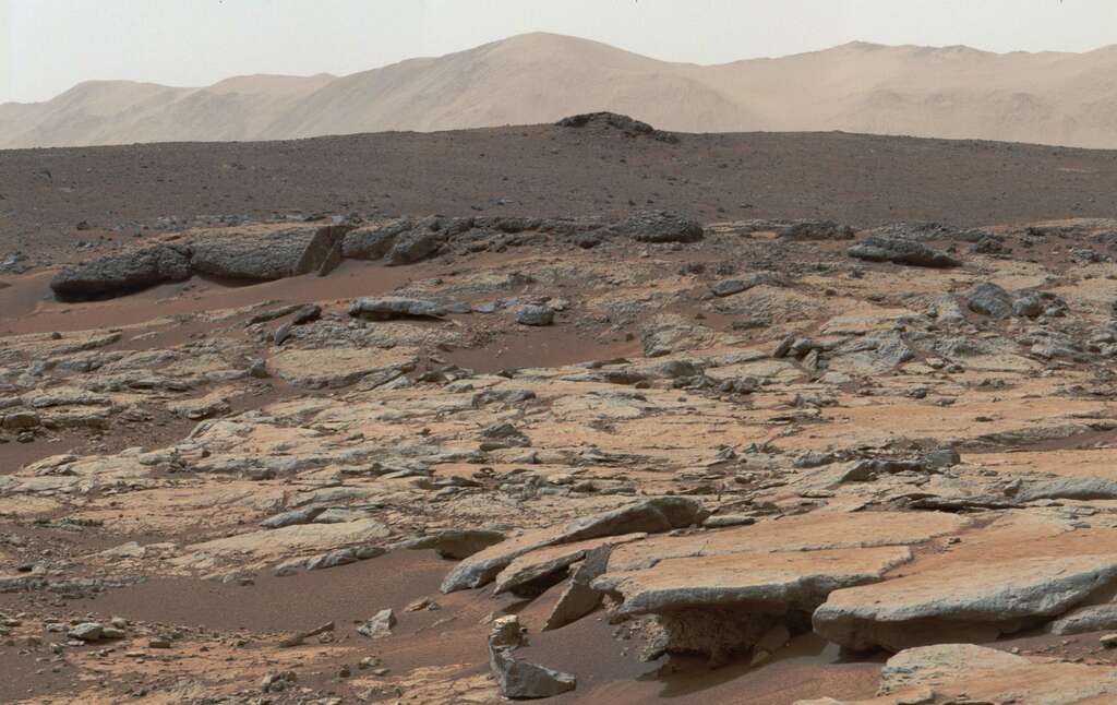 Des roches qui semblent d'origine sédimentaire sur cette photo du Cratère Gale. @NASA