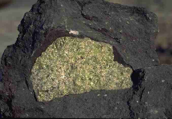 Ce nodule de péridotite dans une bombe volcanique est essentiellement constitué d’olivine, de pyroxène et d’amphibole. Les péridotites sont l’une des composantes majeures du manteau de la Terre. Dans le cas des exoplanètes carbonées, le diamant pourrait tenir ce rôle. © Dominique Decobec