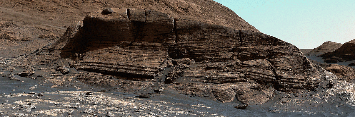Le mont Mercou vu sous deux angles différents. 32 images prises par la Mastcam de Curiosity composent ce paysage. © Nasa, JPL-Caltech, MSSS