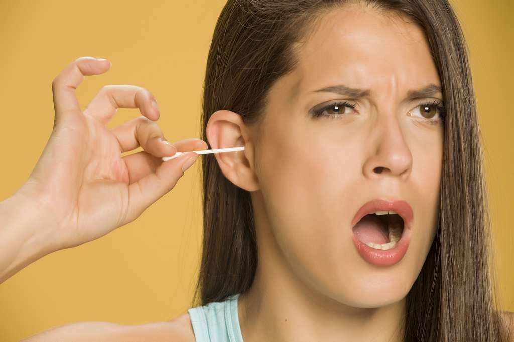 Des cotons-tiges ou d’autres outils peuvent provoquer une irritation, voire des lésions de l’oreille, comme une perforation du tympan ou une infection de l’oreille. © Vladimir Floyd, Fotolia