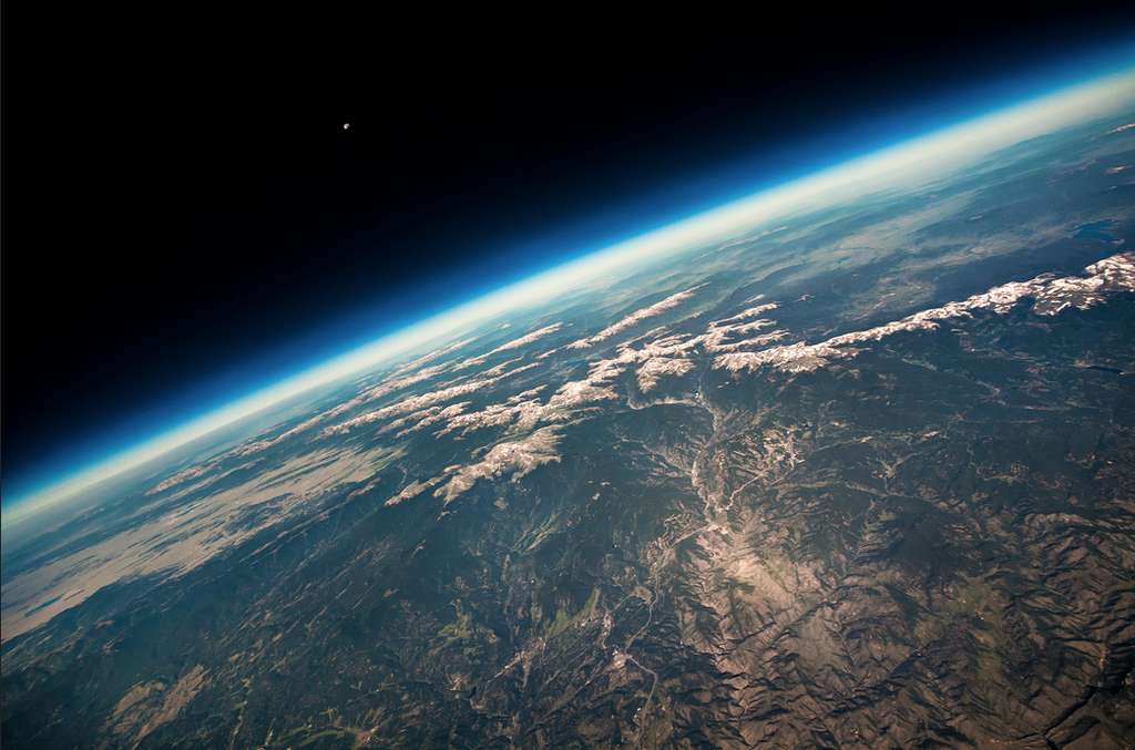 La Terre et la Lune vues d'un ballon La Terre et la Lune vues d'un ballon