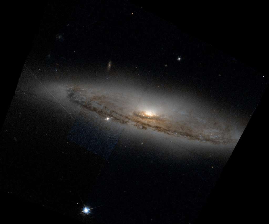 C'est au sein de la galaxie NGC 4845, située à 47 millions d'années-lumière de nous, que le satellite d'observation spatiale Integral a surpris le réveil d'un trou noir. © Hubble Space Telescope, Nasa, Esa
