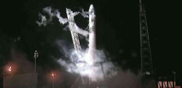 Juste avant que les moteurs ne s'allument, l'ordinateur de bord du lanceur Falcon-9 a détecté une anomalie et interrompu le lancement. © AP/Nasa