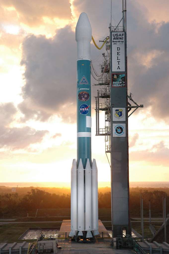 Deep Impact en attente dans une fusée Boeing Delta II Deep Impact en attente dans une fusée Boeing Delta II