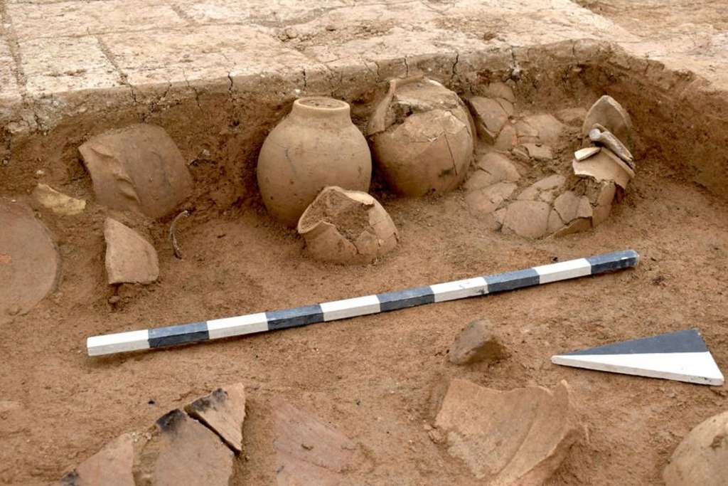 Des récipients en poterie, dans lesquels étaient stockées des tablettes cunéiformes, se trouvent dans le coin d'une pièce de la période assyrienne moyenne (vers 1350-1100 avant J.-C.). © Université de Tübingen