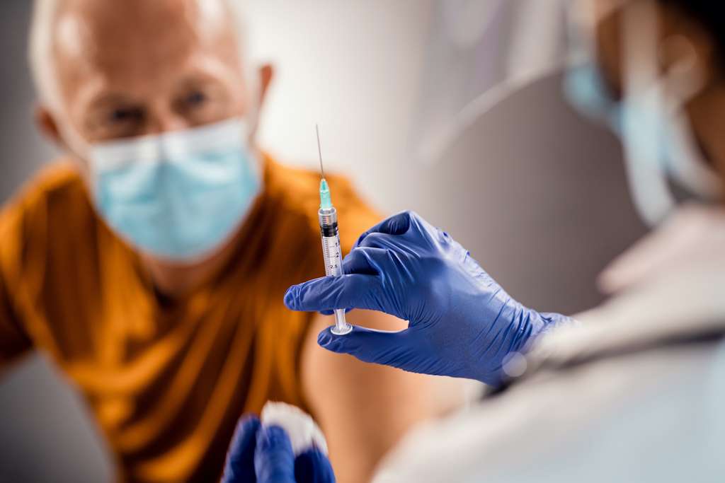 Les anticorps offrent une protection rapide aux personnes exposées récemment au virus et qui n’ont pas le temps d’attendre la réponse immunitaire conférée par le vaccin. © Drazen, Adobe Stock
