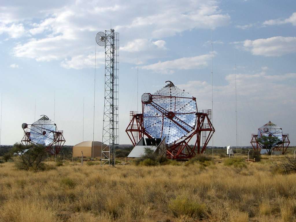  Les quatre télescopes de Hess en Namibie et celui de 17 mètres de Magic.