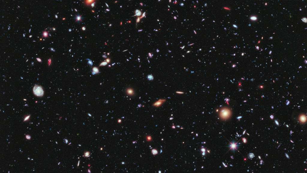 Créé en 2003-2004, le champ ultra profond d'Hubble (Hudf) est devenu l'une des images les plus impressionnantes et célèbres d'Hubble. Cette longue exposition d'une minuscule portion du ciel a permis aux astronomes de comprendre l'ampleur, la structure et le développement de l'Univers de manière plus complète et précise que jamais. Cette image comprend différentes galaxies de l'histoire de l'Univers. Certaines d'entre elles existaient alors que l'Univers n'avait environ que 5 % de son âge actuel. © Nasa ; ESA ; G. Illingworth, D. Magee, and P. Oesch, University of California, Santa Cruz ; R. Bouwens, Leiden University ; and the HUDF09 Team