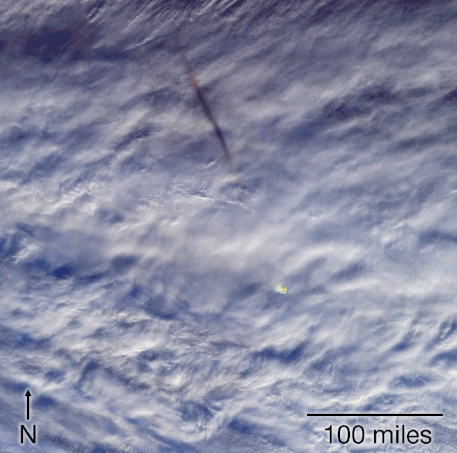 Une séquence d'images prises à 23 h 55 GMT le 18 décembre 2018, quelques minutes après l'explosion de la météorite, par cinq caméras de l'instrument MISR embarqué sur le satellite Terra. Elle montre l'ombre de la traînée de fumée laissée par la météorite contre les nuages en-dessous et le nuage d'air surchauffé par son passage, apparaissant en jaune tout en bas des images. © Nasa/GSFC/LaRC/JPL-Caltech, MISR Team