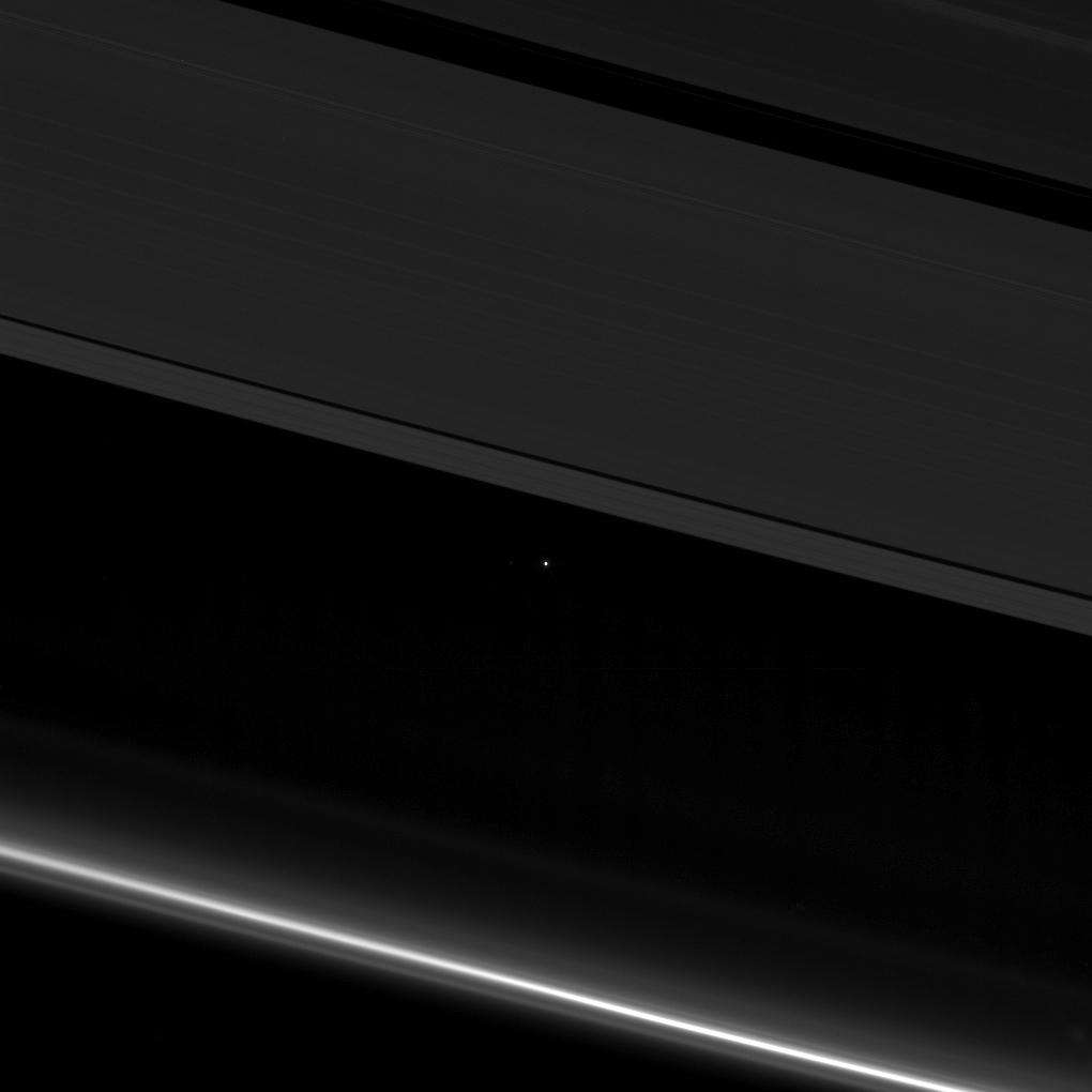 Nous sommes tous sur cette photo ! Le 12 avril 2017, Cassini a photographié la Terre et la Lune, vues entre les anneaux de Saturne. Environ 1,4 milliard de kilomètres séparent notre planète de la géante gazeuse et de la sonde. © Nasa, JPL-Caltech, Space Science Institute