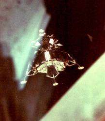 20 juillet 1969. Le LM Eagle vient de se détacher du module de commande Columbia. Michael Collins le photographie et l'inspecte alors que l'engin est, pour cette raison, en rotation. © Nasa 20 juillet 1969. Le LM Eagle vient de se détacher du module de commande Columbia. Michael Collins le photographie et l'inspecte alors que l'engin est, pour cette raison, en rotation. © Nasa