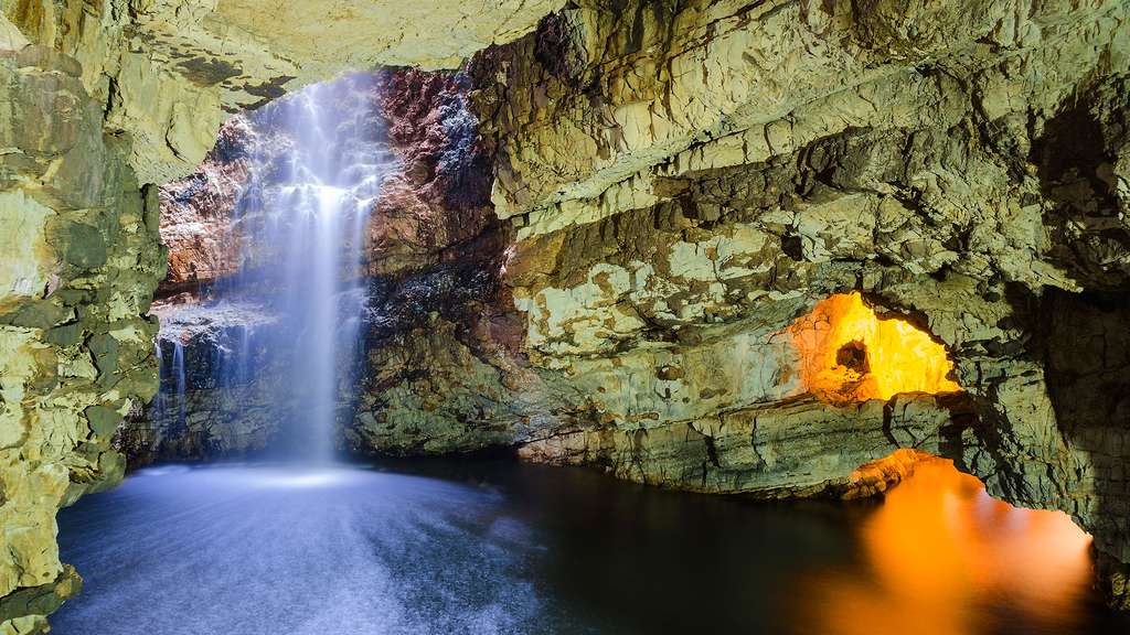 La grotte de Smoo, à Durness, en Écosse La grotte de Smoo, à Durness, en Écosse
