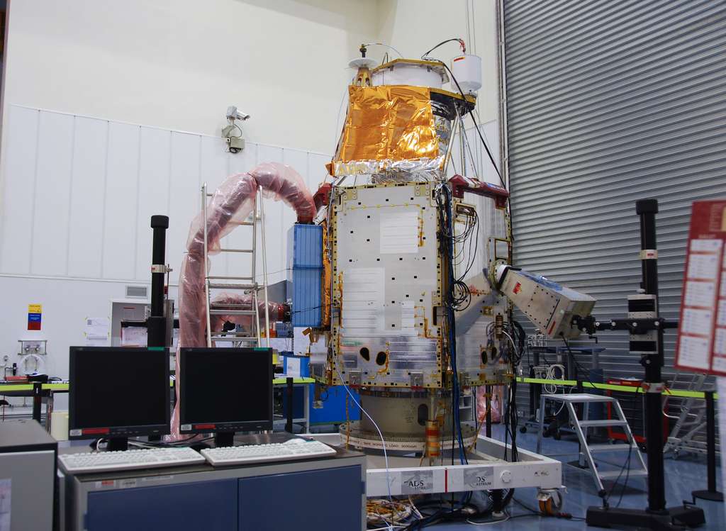Un satellite Pléiades dans l'usine Astrium de Toulouse en phase de test. © Rémy Decourt
