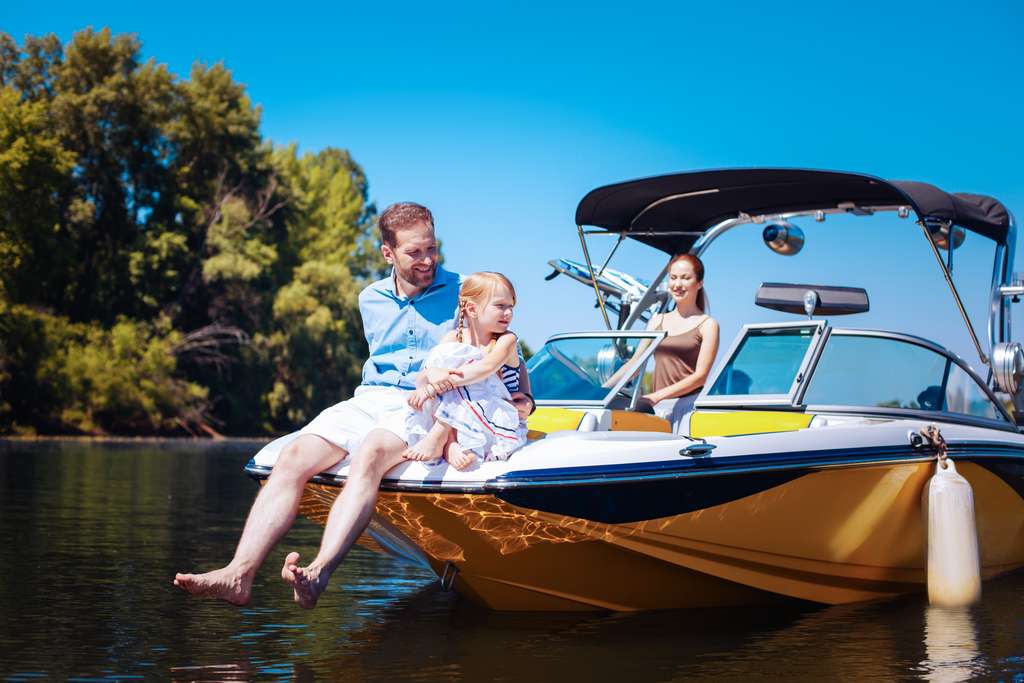 Et pourquoi pas louer un bateau pendant ses vacances ? Rien n'est plus facile lorsque l'on a son permis bateau. © zinkevych, Adobe Stock