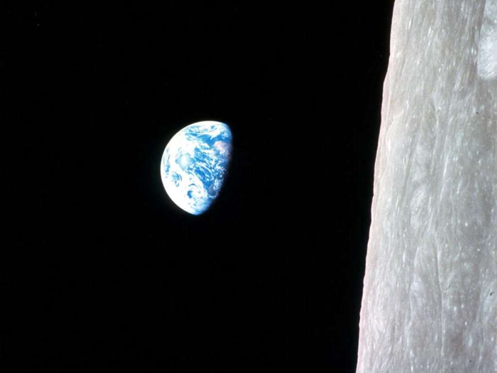 « Lever » de Terre au-dessus de la Lune. Photo prise par Apollo 8 en 1968. En fait, c'est le mouvement du vaisseau qui donne l'illusion que la Terre se lève ou se couche dans le ciel de la Lune car elle y apparaît fixe à un observateur immobile. © Nasa