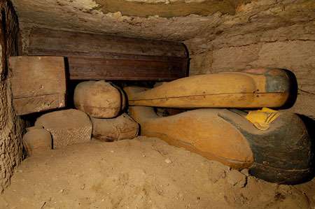Entassement de sarcophages dans la tombe n°1. © Photos Christian Décamps / Mission archéologique du Louvre à Saqqara