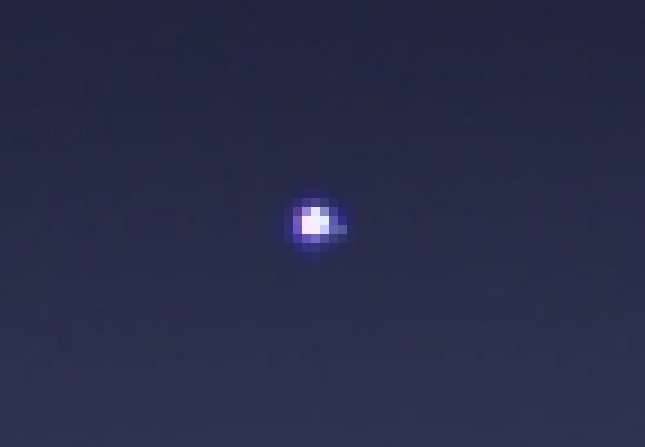 À fond de zoom sur le point noté Earth de la version aux contrastes renforcés, on repère Lune. © Nasa, JPL-Caltech, SSI