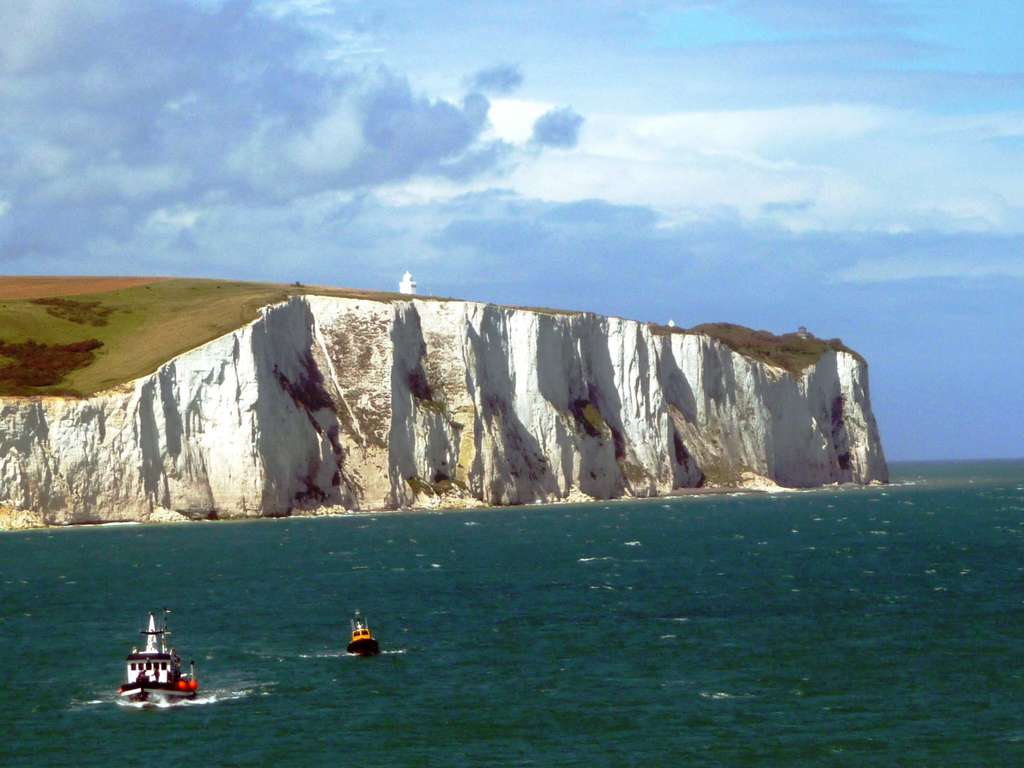 Les falaises de Douvres sont emblématiques pour des voyageurs qui arrivent en Angleterre en venant de Calais. © Immanuel Giel, CC by 3.0 via Wikimedia Commons