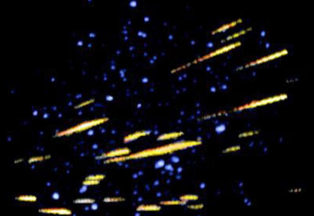 Image composite du sursaut de l'essaim météoritique des Alpha Monocérotides de 1995. © NC