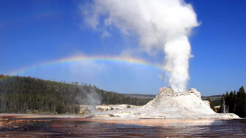 Le Castle Geyser, un geyser conique aux allures de château fort Le Castle Geyser, un geyser conique aux allures de château fort