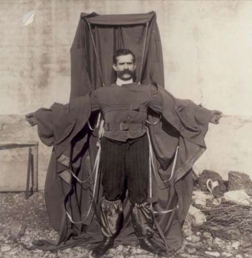 Le manteau parachute de Franz Reichelt Le manteau parachute de Franz Reichelt