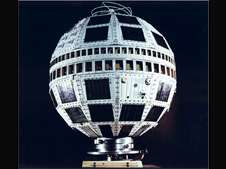 Le satellite Telstar-1 avec ses panneaux solaires et sa ceinture d'antennes émettrices et réceptrices. © Bell Labs Le satellite Telstar-1 avec ses panneaux solaires et sa ceinture d'antennes émettrices et réceptrices. © Bell Labs