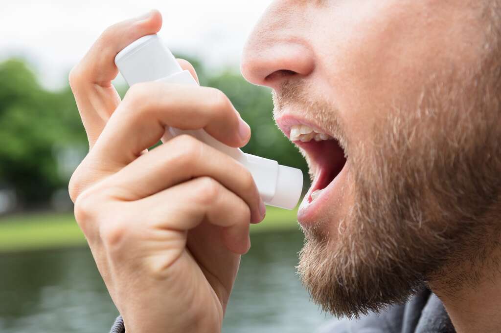 Il semblerait que l'asthme ne soit pas un facteur aggravant de la Covid-19. © Andrey Popov
