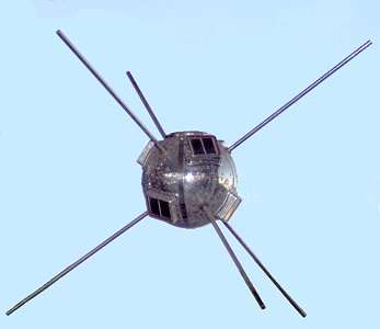 Le satellite Vanguard 1 était équipé de six cellules photovoltaïques (visibles sur la sphère) qui ont fonctionné durant huit ans (jusqu’en 1967). L’engin pesait 1,47 kg pour un diamètre de 16,5 cm (sans tenir compte des six antennes). © Nasa, Wikimedia Commons, DP